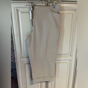 Avenue Woman’s Capris 20 NEW